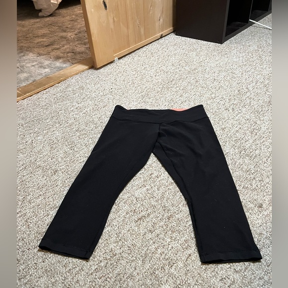 Lululemon Athletica Size 10 Black Wide Leg Crop Leggings with Hidden Pocket - Picture 4 of 8